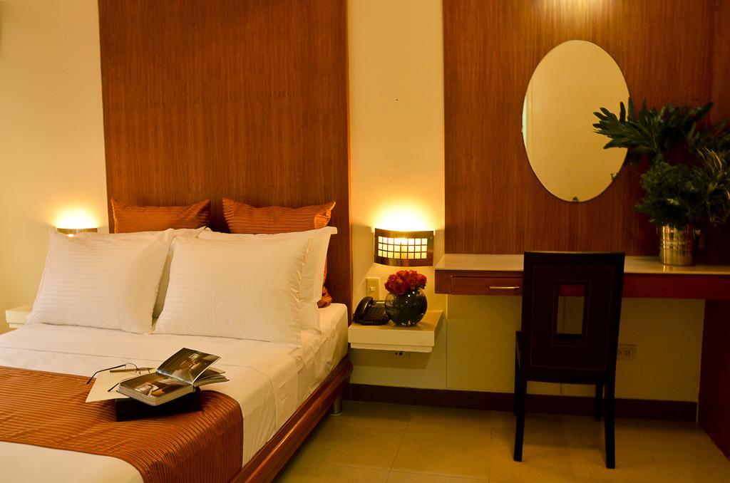 Pghi Hotel Кесон Сити Екстериор снимка