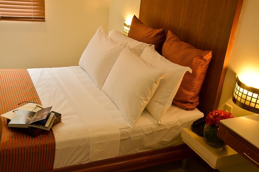 Pghi Hotel Кесон Сити Екстериор снимка