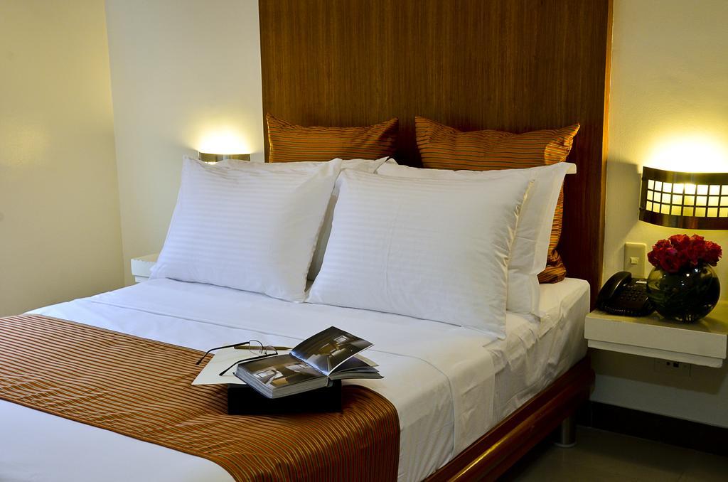 Pghi Hotel Кесон Сити Екстериор снимка