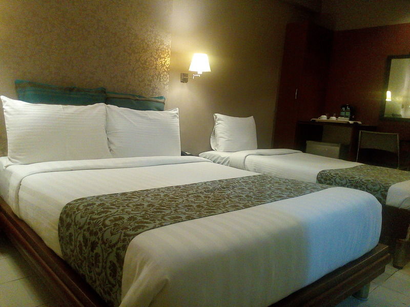 Pghi Hotel Кесон Сити Екстериор снимка