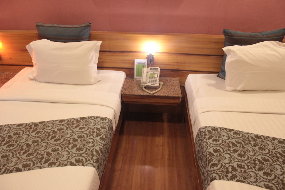 Pghi Hotel Кесон Сити Екстериор снимка