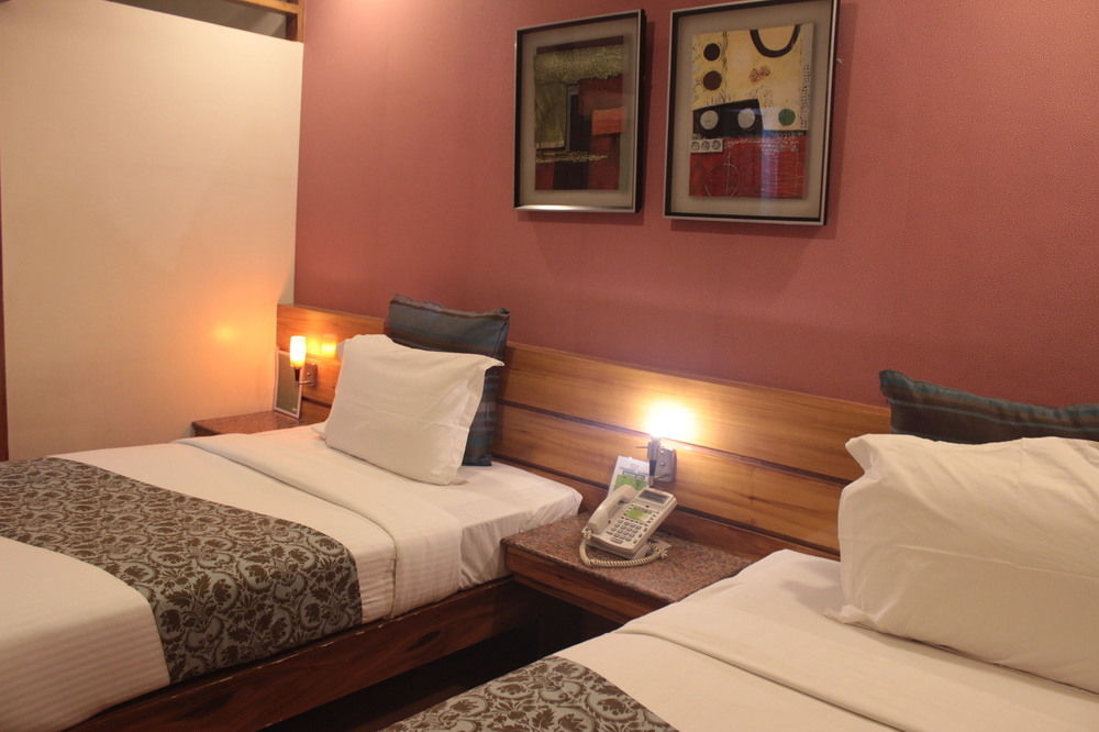 Pghi Hotel Кесон Сити Екстериор снимка